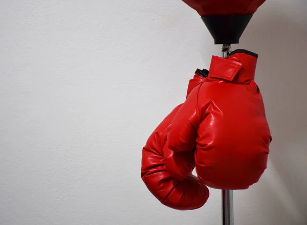 Guantes Boxeo Rojos Colgando Poste Bola Perforación Pared Hormigón —  Fotos de Stock
