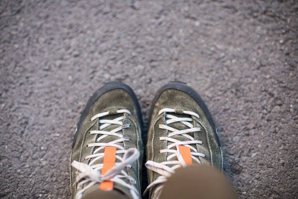 Выстрелил Несколько Изношенных Обуви Обувными Шнурками — стоковое фото