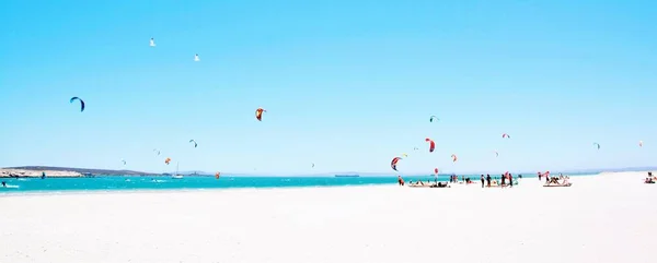 Langebaan Lagoonで楽しみを持つカイトボーダーの風景 — ストック写真