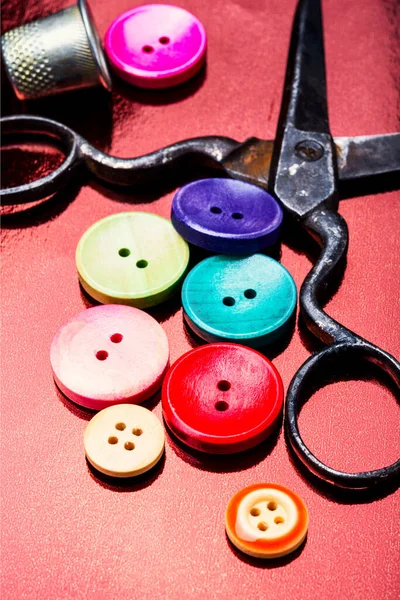 재봉틀 단추는 색깔이 다양하다 — 스톡 사진