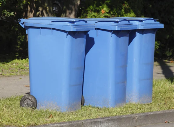 Μπλε Πλαστικοί Κάδοι Ανακύκλωσης Για Απορρίμματα Χαρτιού — Φωτογραφία Αρχείου