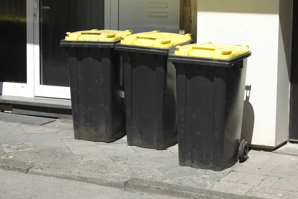 Κίτρινα Κουτιά Ανακύκλωσης Για Πλαστικά Απορρίμματα — Φωτογραφία Αρχείου