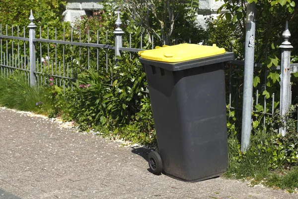 Gele Recyclingbak Voor Kunststofafval — Stockfoto