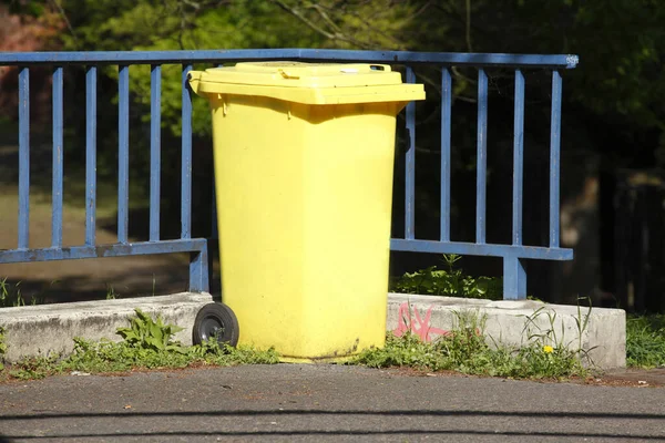 Κίτρινος Κάδος Ανακύκλωσης Πλαστικών Απορριμμάτων — Φωτογραφία Αρχείου