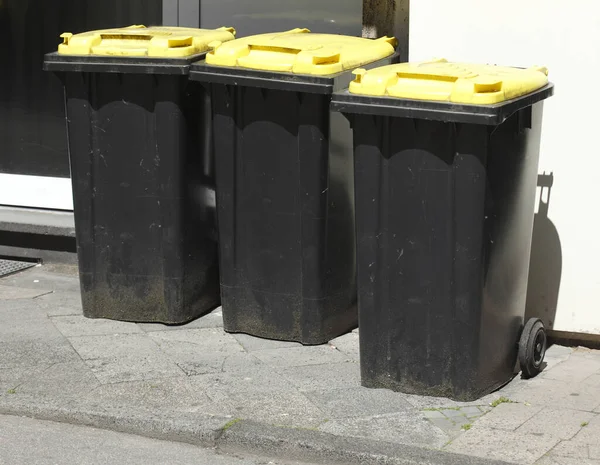 塑料废物的黄铜回收桶 — 图库照片