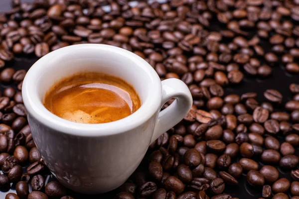 Espressotasse Mit Vielen Kaffeebohnen — Stockfoto