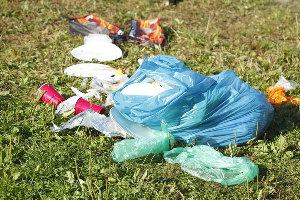 Müll Müll Nach Der Party Auf Einer Wiese — Stockfoto