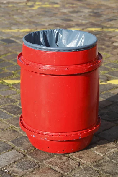 Czerwony Publiczny Kosz Ubrania Kosz Odpady — Zdjęcie stockowe