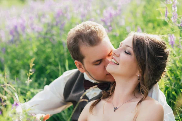 Porträtt Bruden Och Brudgummen Vilar Lavendel Bakgrund — Stockfoto