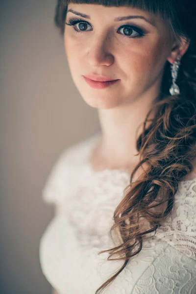 笑みを浮かべて 窓の近くに立っている若い花嫁の肖像画 — ストック写真
