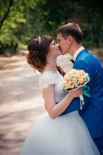 Jovem Noiva Noivo Beijando Fundo Floresta Estrada — Fotografia de Stock