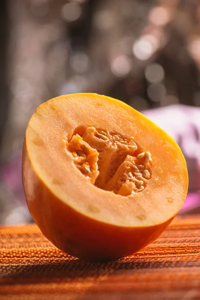 Połowa Melona Ciemnym Drewnianym Zamazanym Tle — Zdjęcie stockowe