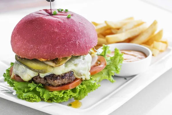 Bocadillo Hamburguesa Queso Rojo Remolacha Con Papas Fritas Chile Mayonesa — Foto de Stock