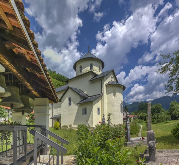 Kolasin Montenegro 2018 정교회 수도원모라 몬테네그로에서 관광객들이 하나이다 — 스톡 사진