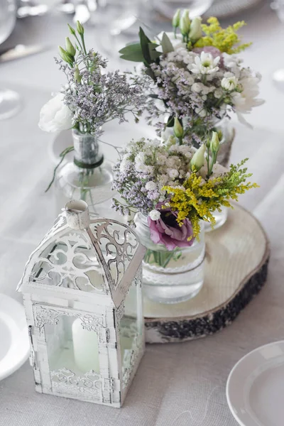 結婚式のテーブルの詳細の配置と装飾の素朴なインテリア デザインの花します — ストック写真