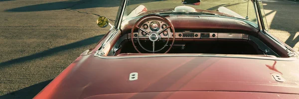 Ντεμοντέ Πολυτελές Κλασικό Αυτοκίνητο — Φωτογραφία Αρχείου
