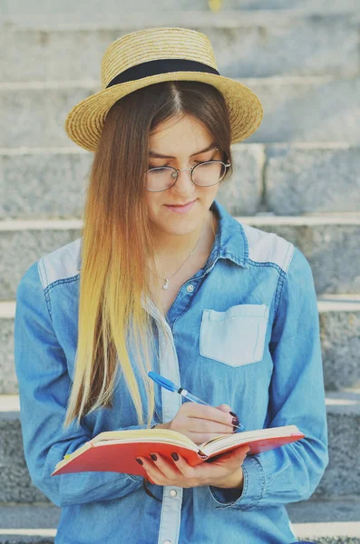 Une Jeune Étudiante Vêtue Chapeau Une Chemise Jean Écrit Des — Photo