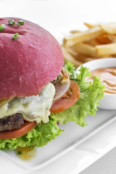 Bocadillo Hamburguesa Queso Rojo Remolacha Con Papas Fritas Chile Mayonesa — Foto de Stock