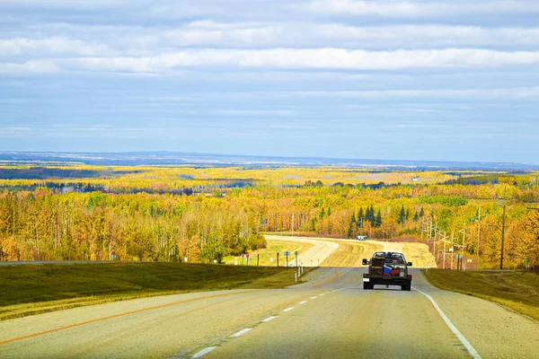 Vista Veículo Que Viaja Longo Uma Estrada Outono — Fotografia de Stock