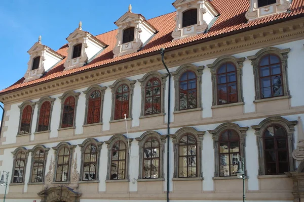 Ιστορική Πρόσοψη Σπιτιού Στην Πράγα — Φωτογραφία Αρχείου