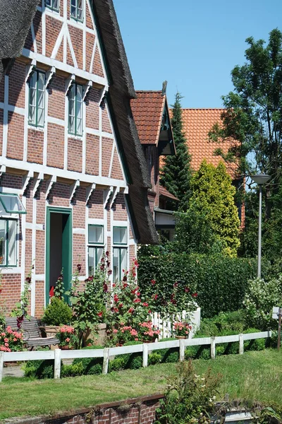 乡村的夏天德国北部Altes Land的半木制房屋和花卉 — 图库照片