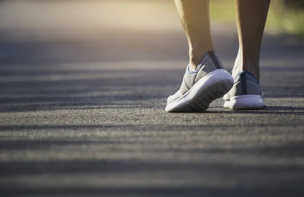 Hembra Caminando Por Mañana Para Calentar Cuerpo Para Trotar Hacer — Foto de Stock