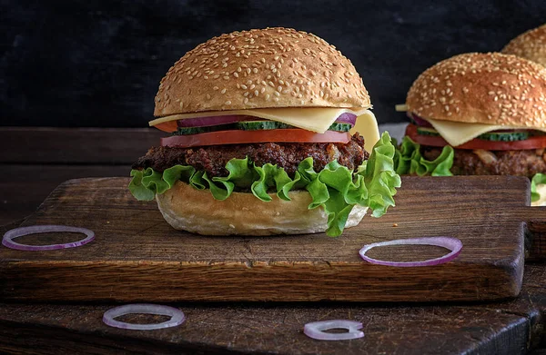 Cheeseburger Avec Galettes Viande Pain Sésame Blanc Sur Une Table — Photo