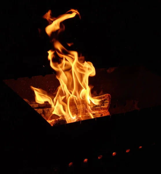 Troncos Madera Ardiendo Gran Llama Naranja Sobre Fondo Negro —  Fotos de Stock