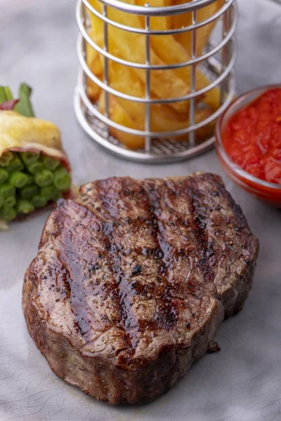 Detailní Záběr Grilovaného Steaku Hranolkami — Stock fotografie