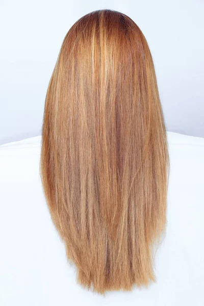 一个女人从后面留着长长的金黄色长发 — 图库照片