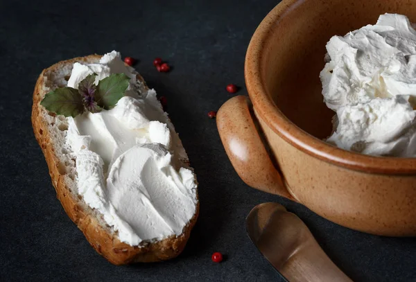 Filadelfia Crema Formaggio Panino Una Ciotola Argilla — Foto Stock