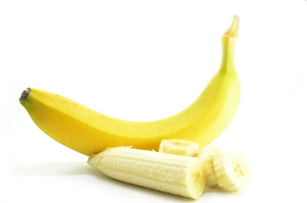 Bananas Amarelas Maduras Com Bananas Fatiadas Fundo Branco — Fotografia de Stock