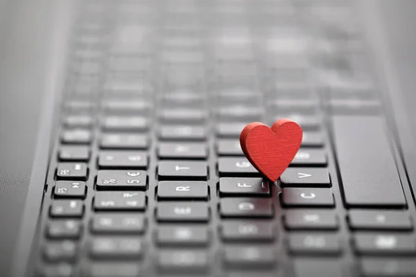 Jantung Merah Kecil Keyboard Konsep Penanggalan Internet — Stok Foto