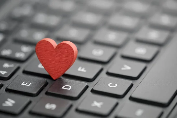 Małe Czerwone Serce Klawiaturze Internet Dating Koncepcja — Zdjęcie stockowe