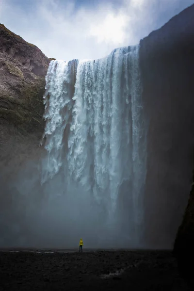 Hermosa Cascada Sobre Fondo Naturaleza —  Fotos de Stock