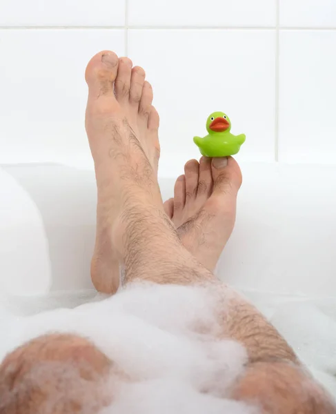 Les Pieds Des Hommes Dans Une Baignoire Blanche Lumineuse Accent — Photo