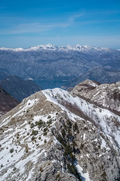 コトル湾とマウント Lovcen Lovcen 国立公園 モンテネグロでの上から見られる見事な山の冬風景 — ストック写真