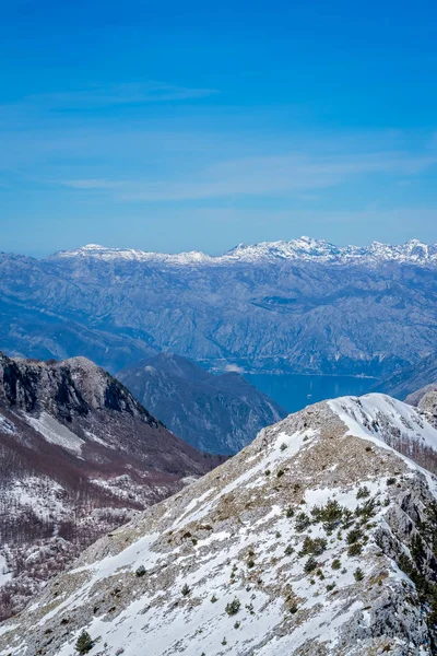 コトル湾とマウント Lovcen Lovcen 国立公園 モンテネグロでの上から見られる見事な山の冬風景 — ストック写真