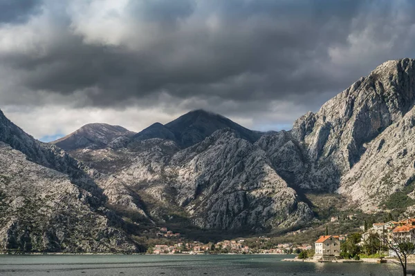 Casas Azulejos Rojos Orilla Bahía Boka Frente Impresionante Paisaje Montaña —  Fotos de Stock