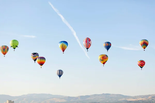 Többszínű Hőlégballon Repül Kék Felett — Stock Fotó