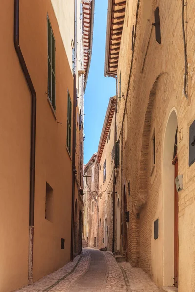 中世はトレビのイタリアの丘の町で通りを歩いた — ストック写真