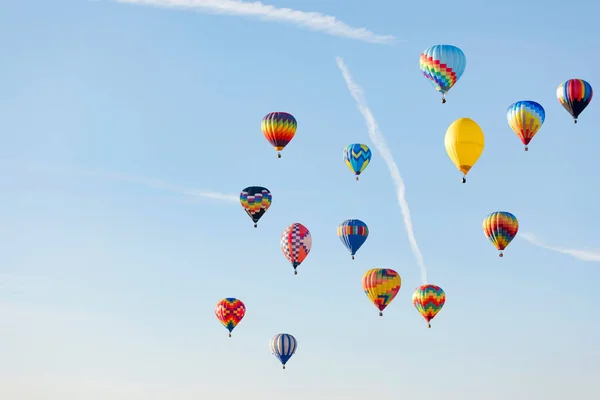 青い空を飛ぶ多色熱気球 — ストック写真