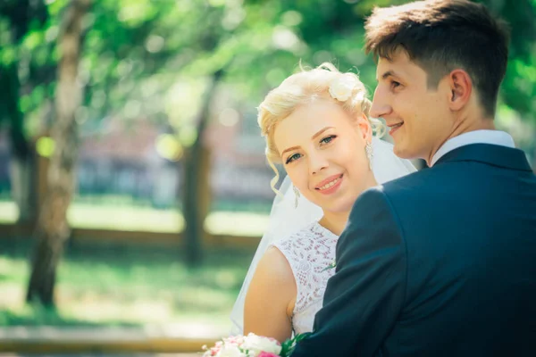 Portrait Bride Groom Background Park Alley — Stock Photo, Image