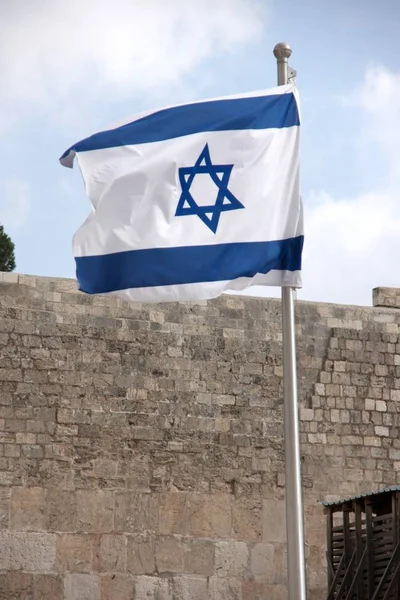 エルサレムの西壁にイスラエル国家の旗 — ストック写真