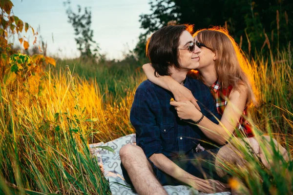 남자와 여자는 배경에 잔디에 — 스톡 사진