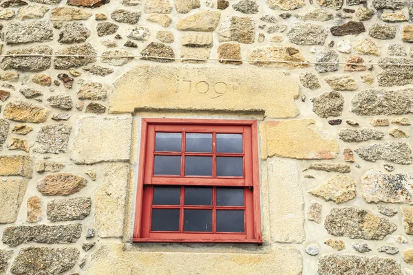 Червоний Гільотинні Вікно Кам Яні Рамкою Вікна Датою Вершині Історичному — стокове фото