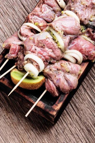 Roh Würziger Beef Shish Kebab Auf Einem Schneidebrett — Stockfoto