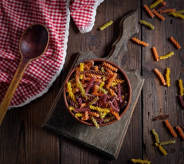 Pâtes Crues Fusilli Sur Une Table Bois Marron Vue Dessus — Photo