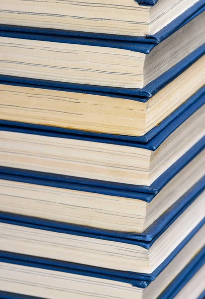 Fragmento Una Pila Libros Con Una Cubierta Azul Enfoque Selectivo — Foto de Stock
