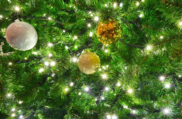 Muitos Ornamentos Ouro Prata Com Luzes Uma Árvore Natal Verde — Fotografia de Stock